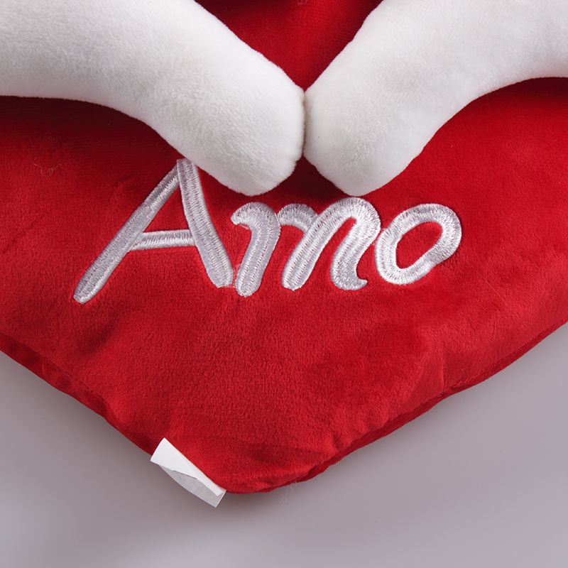 Plush heart-shaped cushions of various sizes details Picture