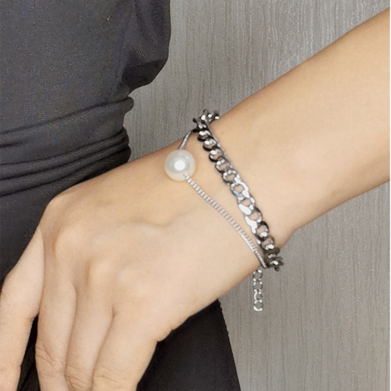 New alloy jewelry bracelet, European and American hip-hop trend, ins bracelet, women's niche design sense, light luxury couple jewelry, 1350 Application Scenario