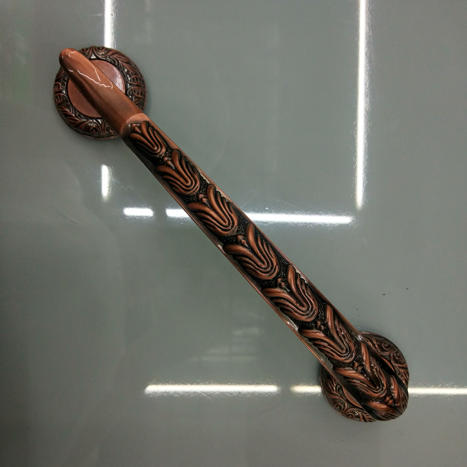 The handles of the zinc alloy European-style furniture are in a light blue and ancient red color
