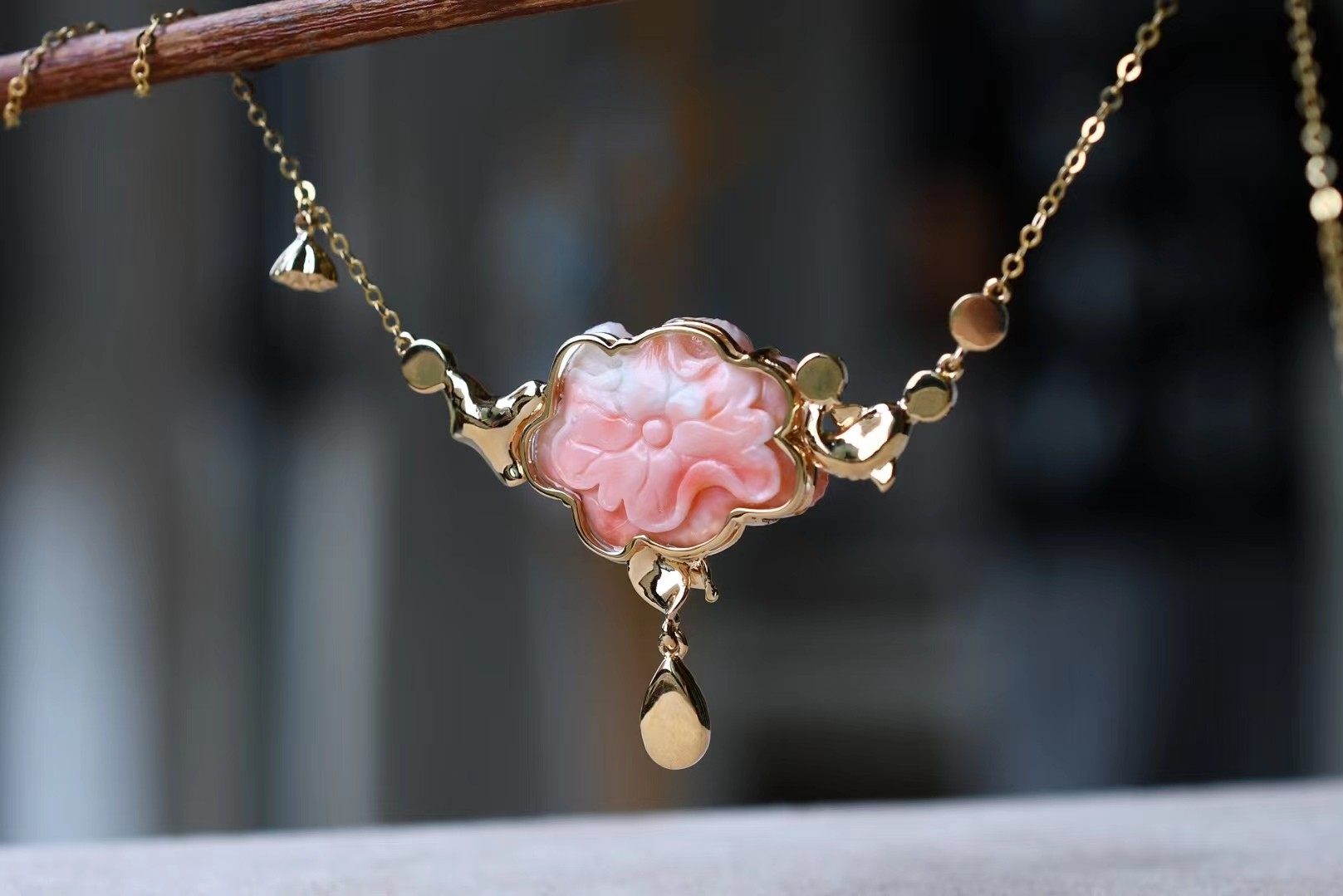 天然莫莫精品莲花吊坠锁骨链 18k金+祖母绿+A货翡翠镶嵌详情图2