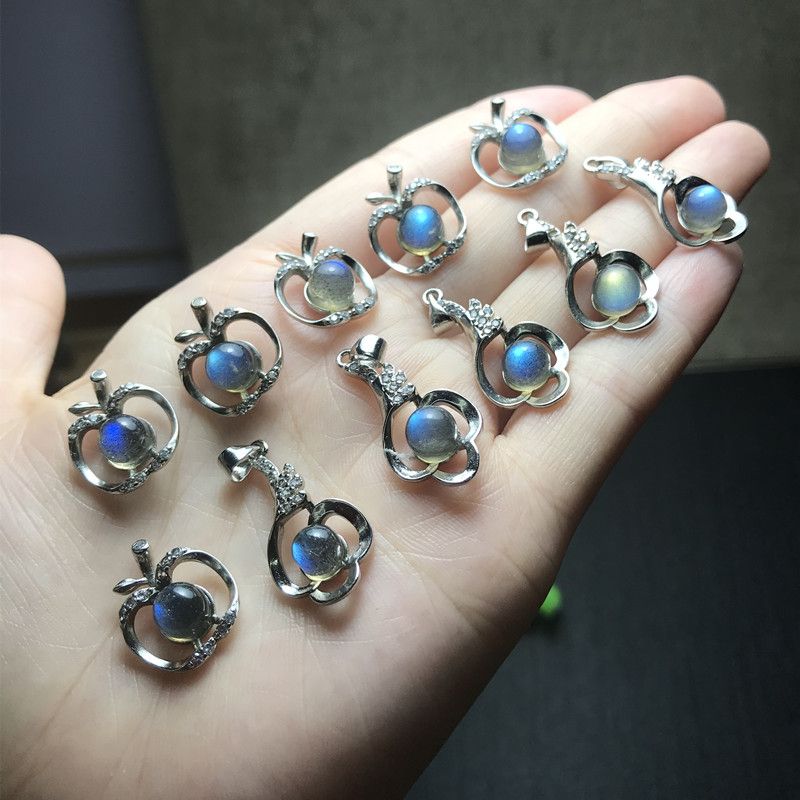 The exquisite natural grey moonlight pendant of the bright crystal jewelry is set in international standard 925 sterling silver, with each piece shining brightly, smooth and delicate Item Picture