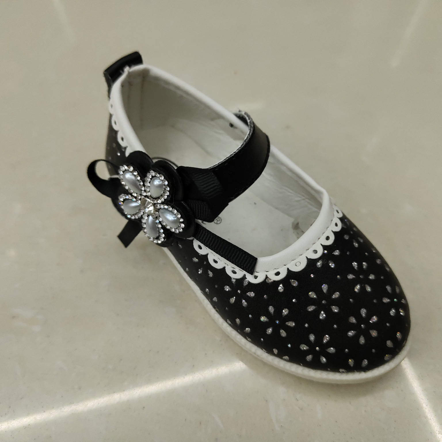 凹凸面压花鞋面儿童粘带新款舒适防滑女鞋凉