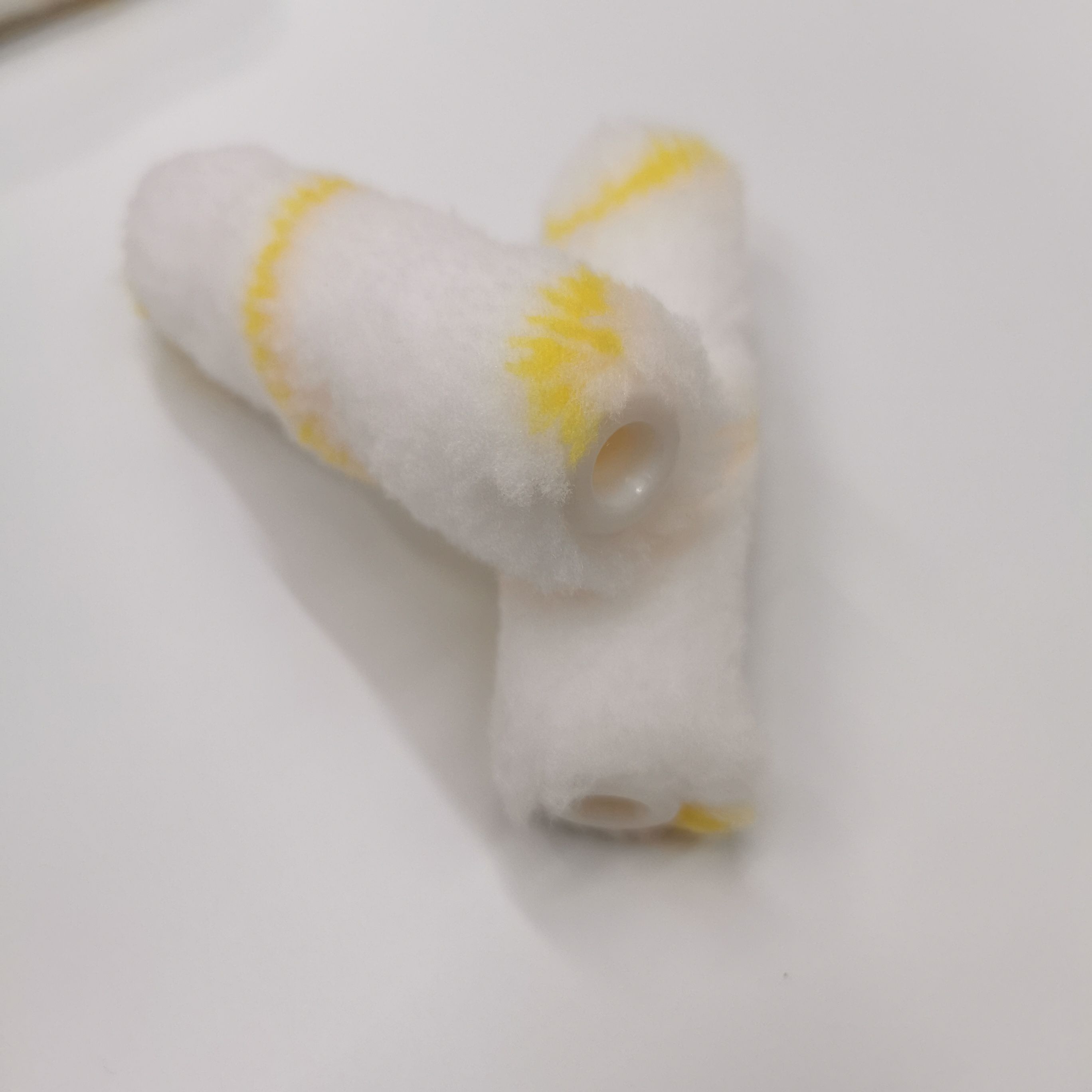 A 4-inch mini yellow bristle brush for wall and floor painting and decoration Item Picture