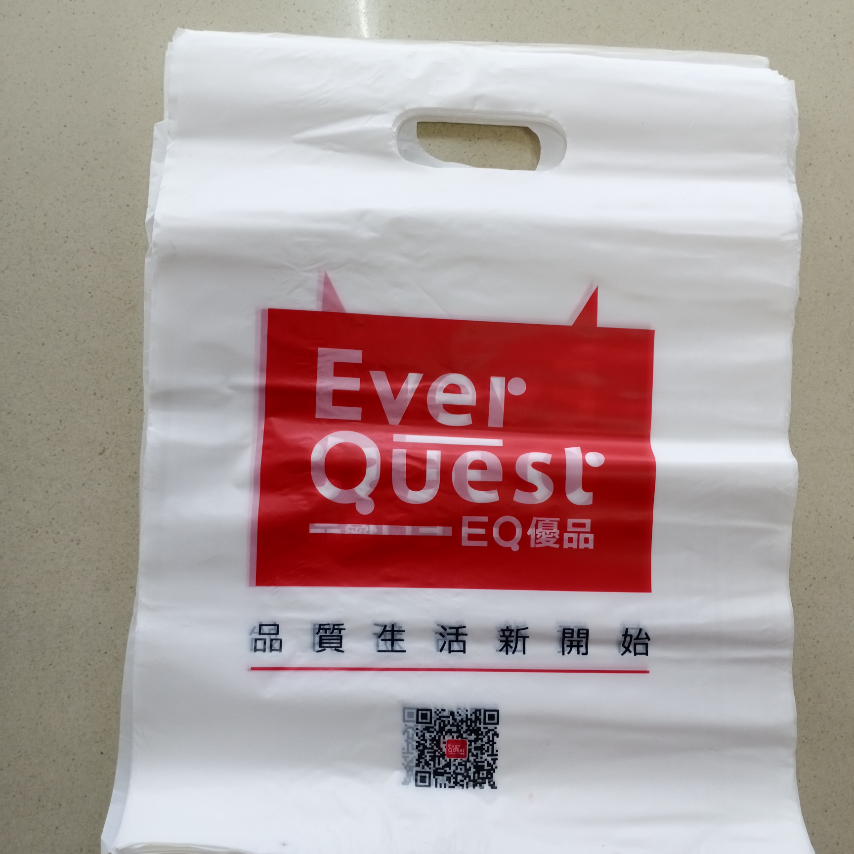 服装白印红挖口袋