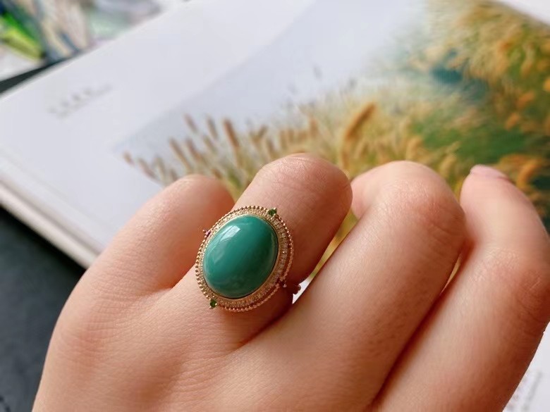 天然原矿绿松石戒指 高瓷玉化翡翠绿色 上手超美 18k金镶嵌 伴钻镶详情图2