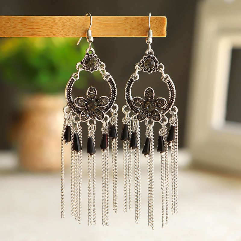 Korean-style fashionable, stylish, versatile, simple and elegant beige Chinese-style characteristic earrings 66 Ya Xin Application Scenario