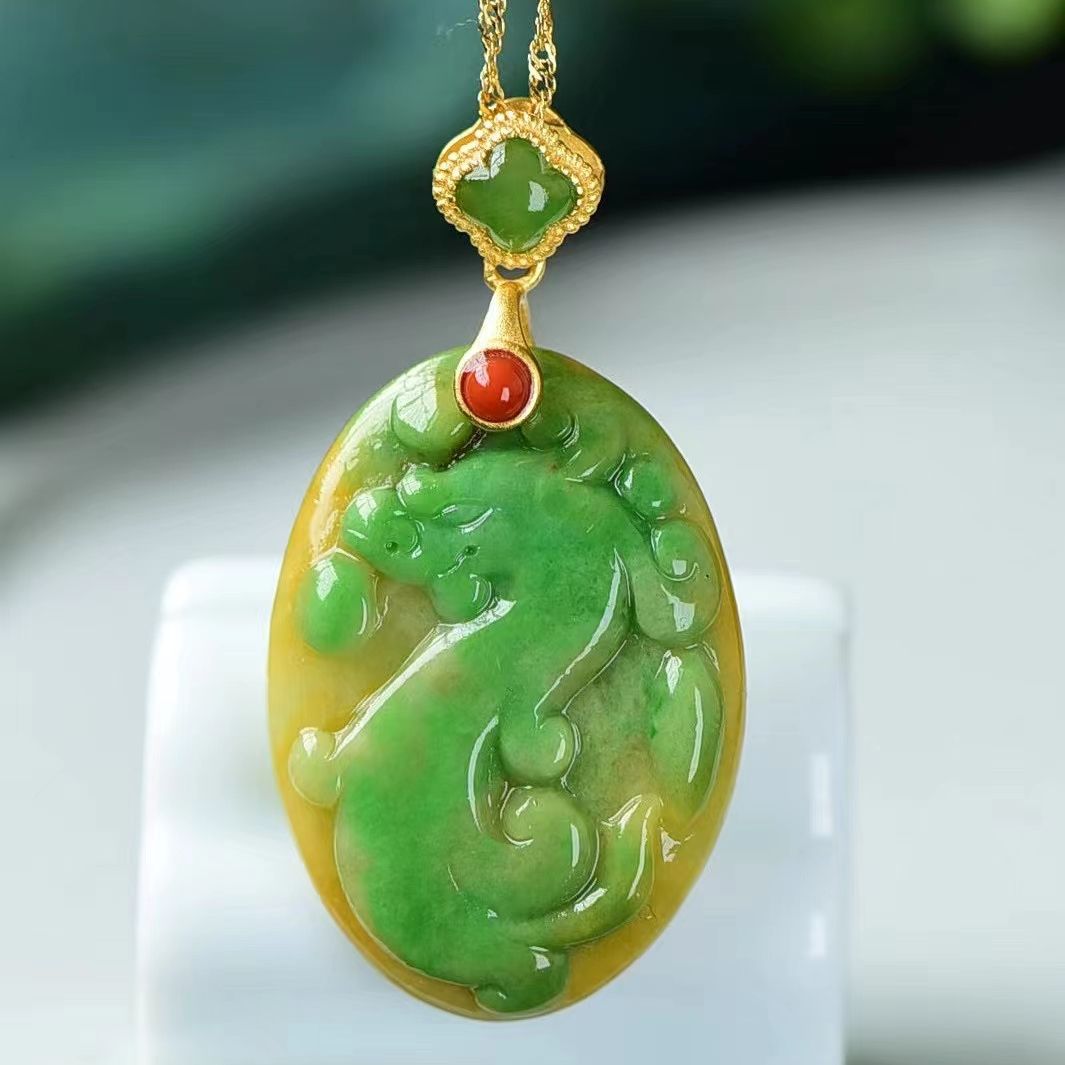 黄+绿A货翡翠雕刻仿古龙 锁骨坠 翠色仙靓老矿料 油性足 底料细腻