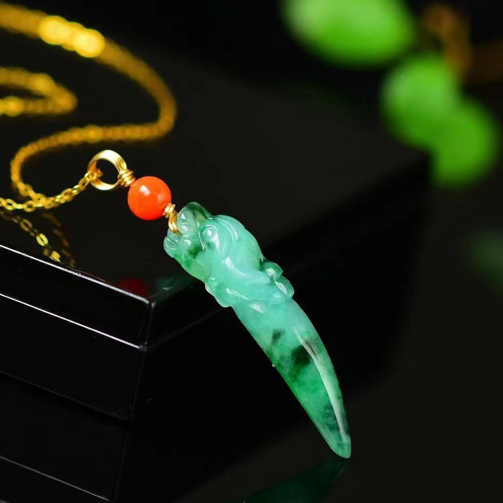 天然A货翡翠冰飘花锁骨链 精美雕刻 色泽艳丽 用料细腻 有种有色