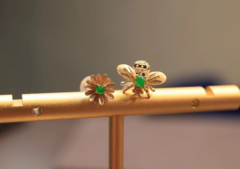 18k金精工镶嵌天然翡翠 钻石耳钉 A.B款设计 佩戴超有范详情图1