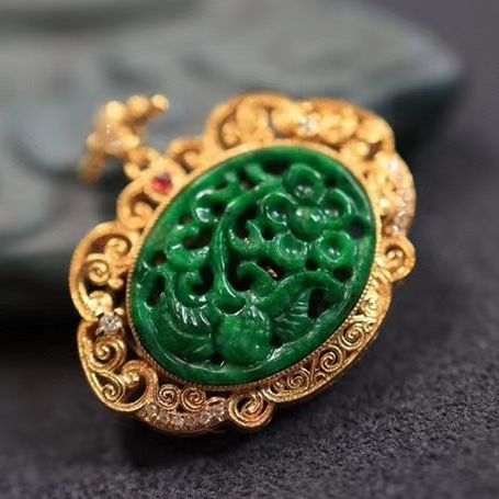 18k精工镶嵌 天然老坑料镂空雕刻翡翠吊坠 纯手工花丝工艺 