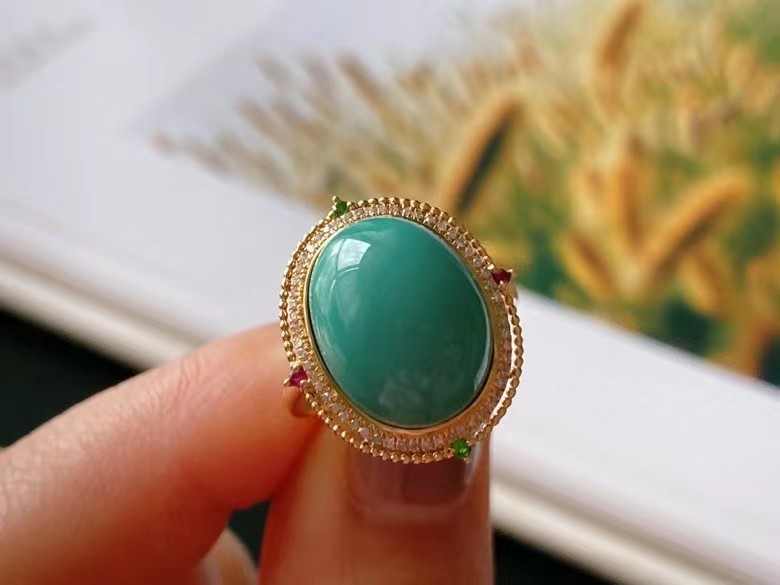 天然原矿绿松石戒指 高瓷玉化翡翠绿色 上手超美 18k金镶嵌 伴钻镶详情图1