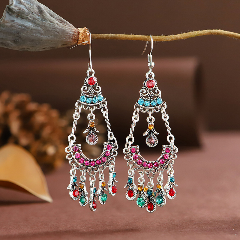 Chinese-style earrings are versatile, simple, fashionable and stylish for ladies. 66 Ya Xin Application Scenario