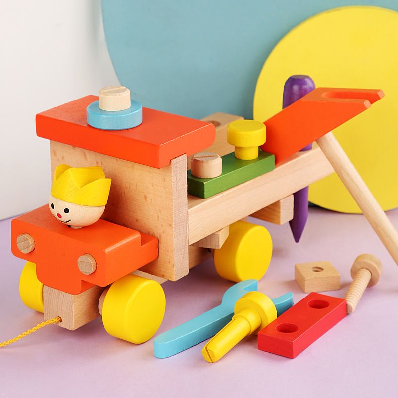 The seven-color nut car toy is rich in color and highly entertaining. It can exercise babies' unlocking ability, matching game, visual ability, logical thinking ability, and early education enlightenment training. It is a parent-child game