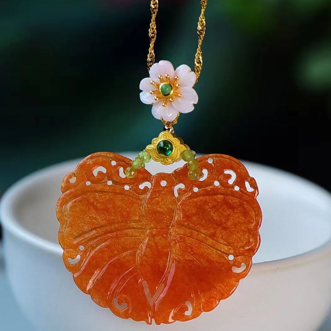 冰红料 A货红翡翠雕刻蝴蝶锁骨坠 搭配古法纯银配饰 雕刻精致