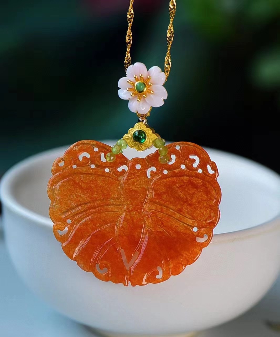 冰红料 A货红翡翠雕刻蝴蝶锁骨坠 搭配古法纯银配饰 雕刻精致详情图2