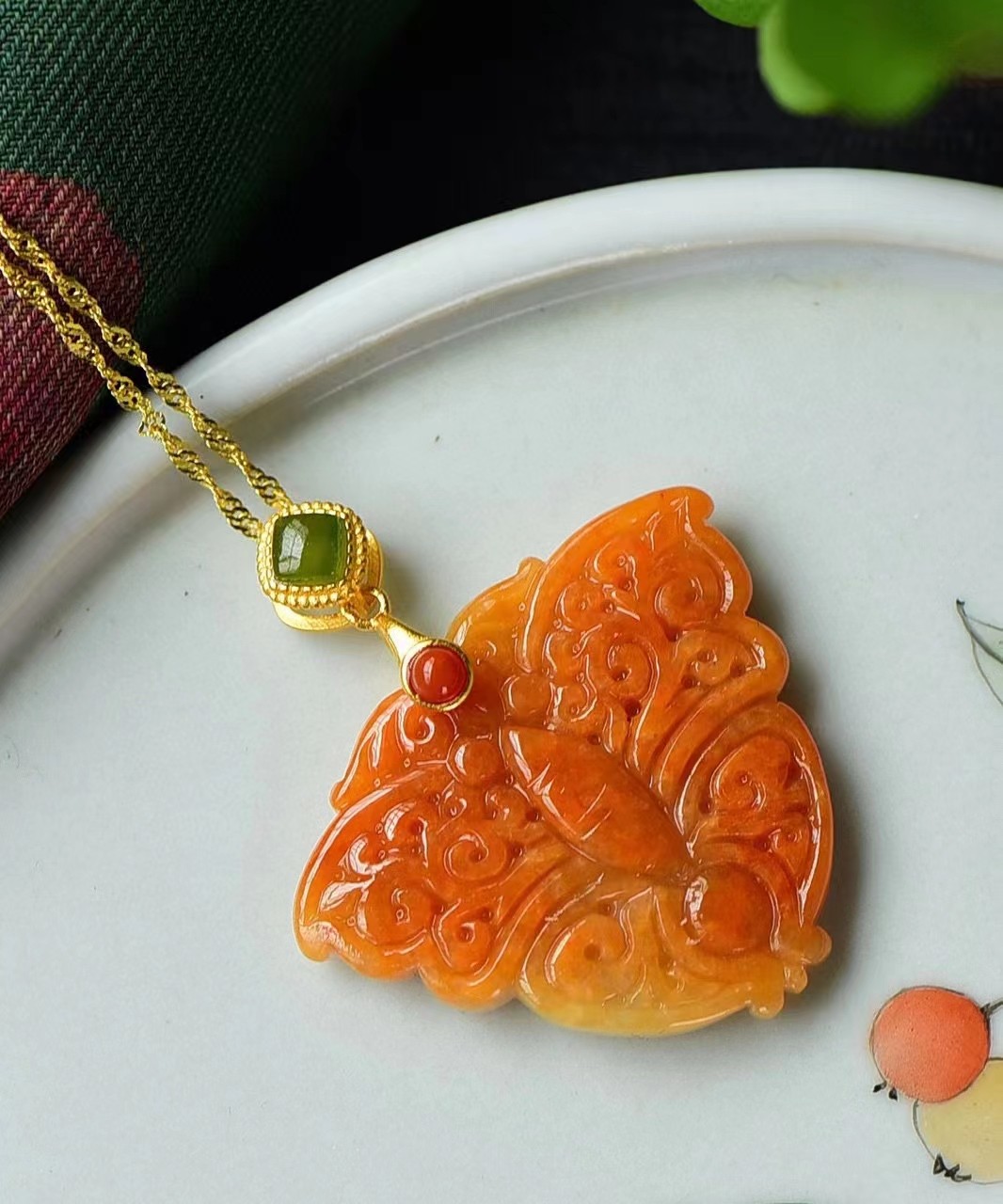 A货红翡雕刻蝴蝶锁骨坠  双雕工 种水料 925银镶嵌碧玉卡扣详情图2