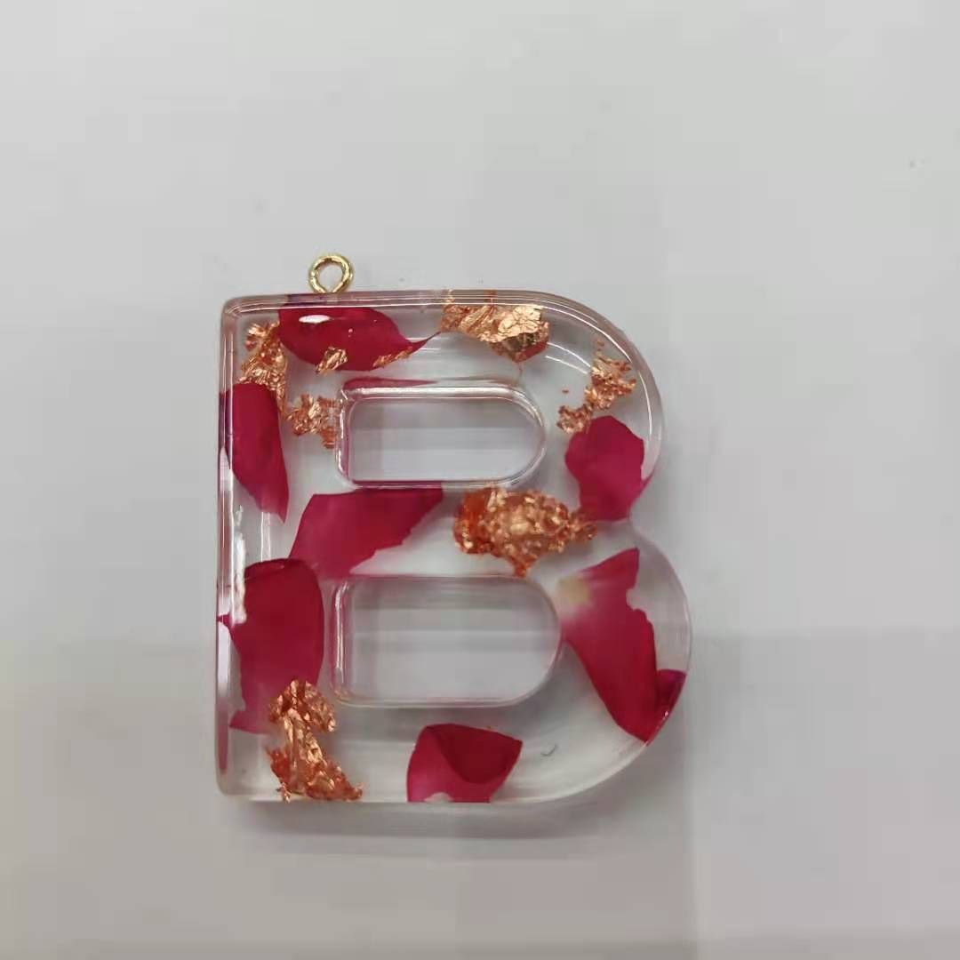 Letter keychains, Amazon cross-border bestsellers, real flower crystal resin resin creative keychains, letter resin customization Application Scenario
