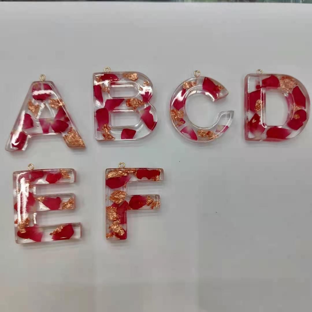 Letter keychains, Amazon cross-border bestsellers, real flower crystal resin resin creative keychains, letter resin customization details Picture