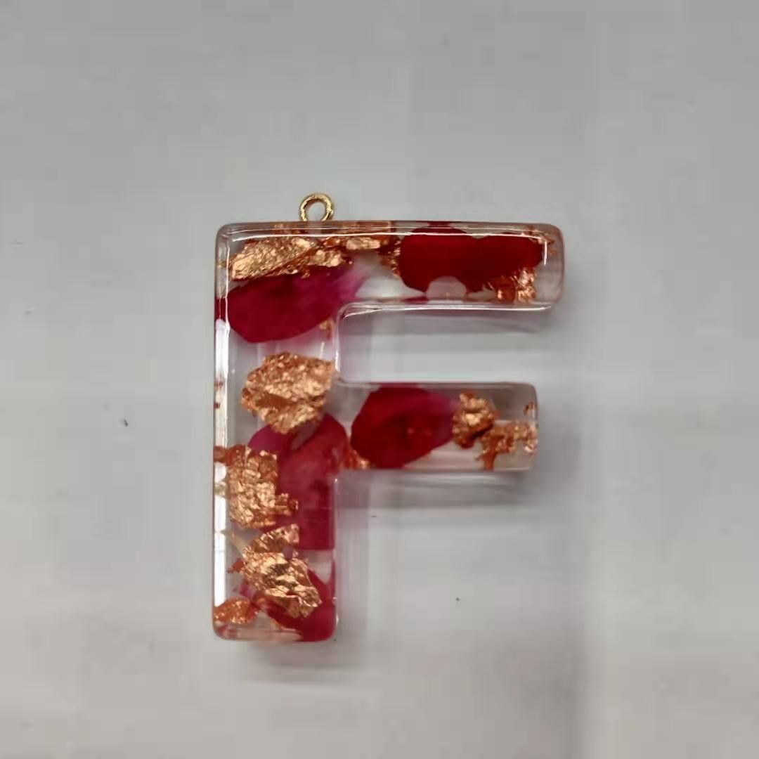 Letter keychains, Amazon cross-border bestsellers, real flower crystal resin resin creative keychains, letter resin customization Item Picture