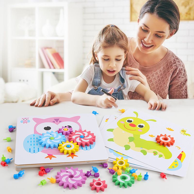 The wooden toy mushroom nail card game is rich in color and highly interesting. It can exercise babies' color recognition and visual ability, cultivate logical thinking ability, and exercise early education enlightenment training. It is a parent-child game