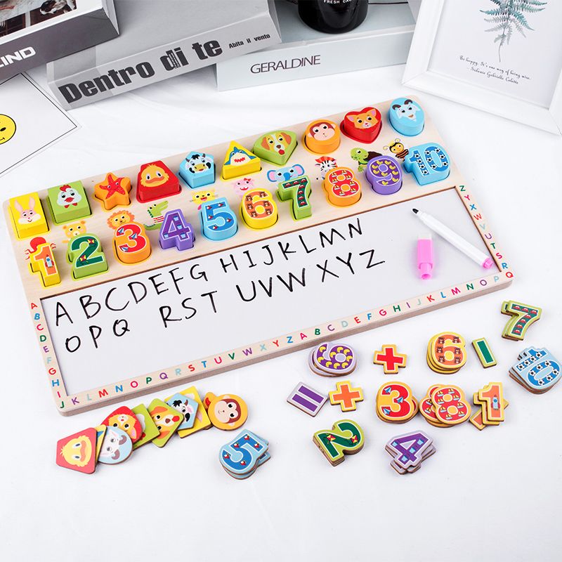 The three-in-one digital drawing board is rich in color and highly interesting. It can exercise babies' color recognition and visual ability, cultivate logical thinking ability, exercise early education enlightenment training, and play parent-child games