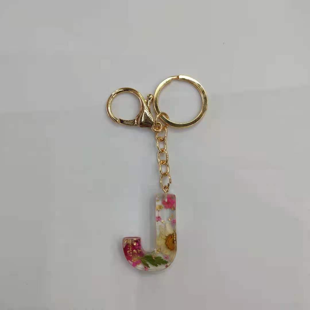 Letter keychains, Amazon cross-border bestsellers, a variety of real flower crystal resin resin creative keychains, letter resin customization Application Scenario