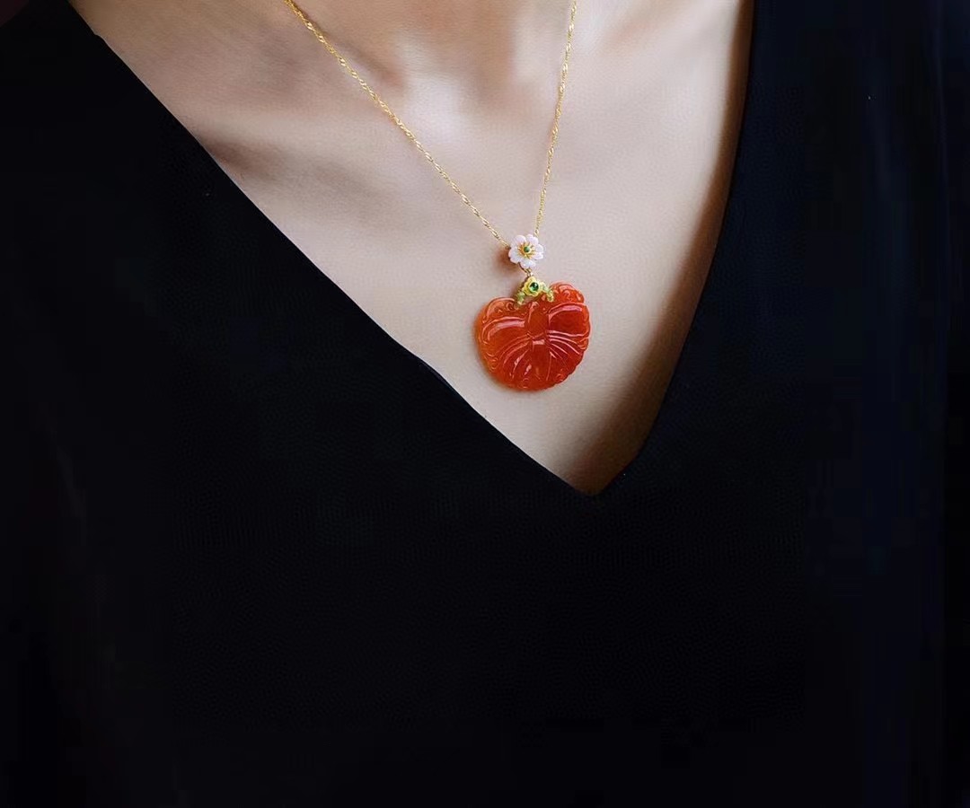 冰红料 A货红翡翠雕刻蝴蝶锁骨坠 搭配古法纯银配饰 雕刻精致详情图1