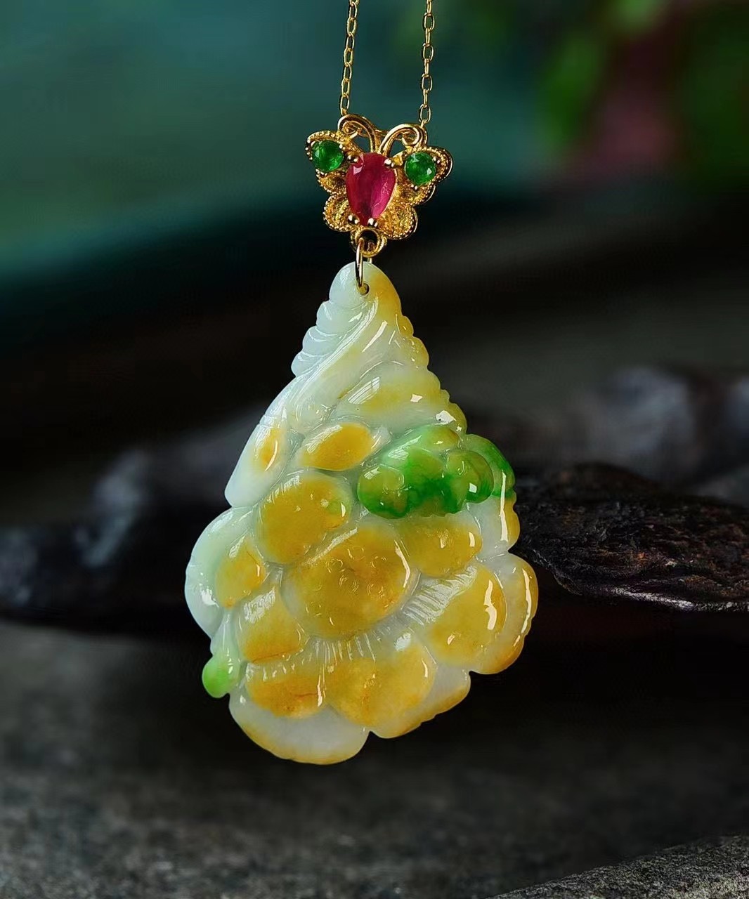 黄+绿A货翡翠雕刻玉兰花吊坠 翠色辣绿 靓丽鲜艳 质地细腻 有种有色详情图1