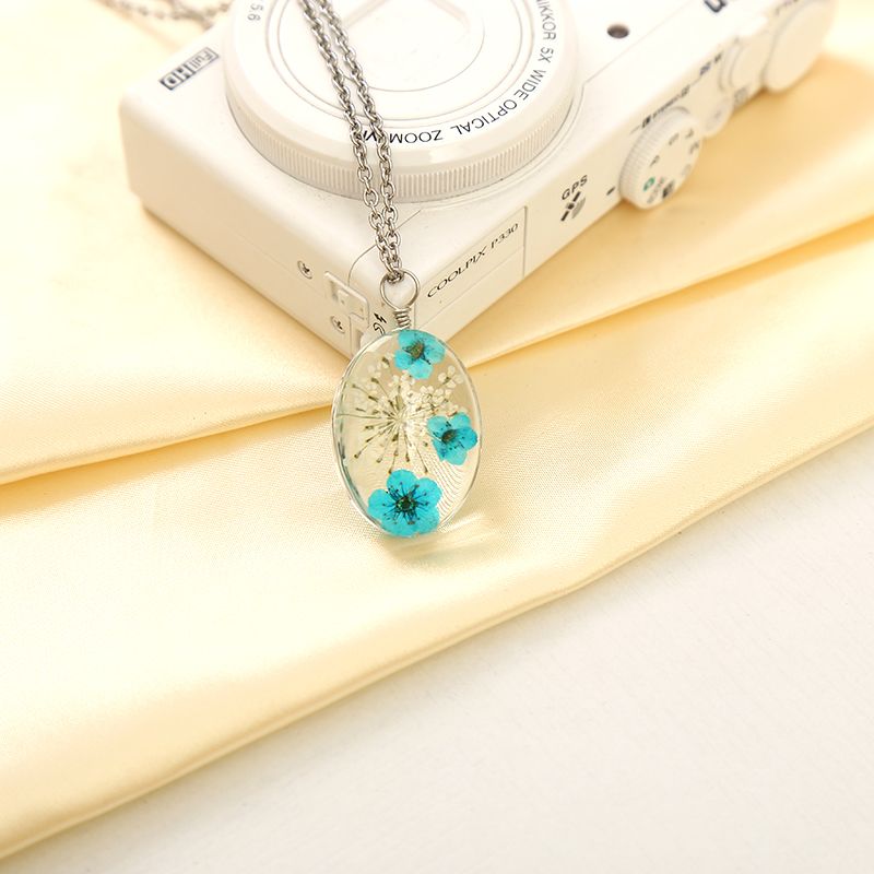 Glass dried flower necklace Application Scenario