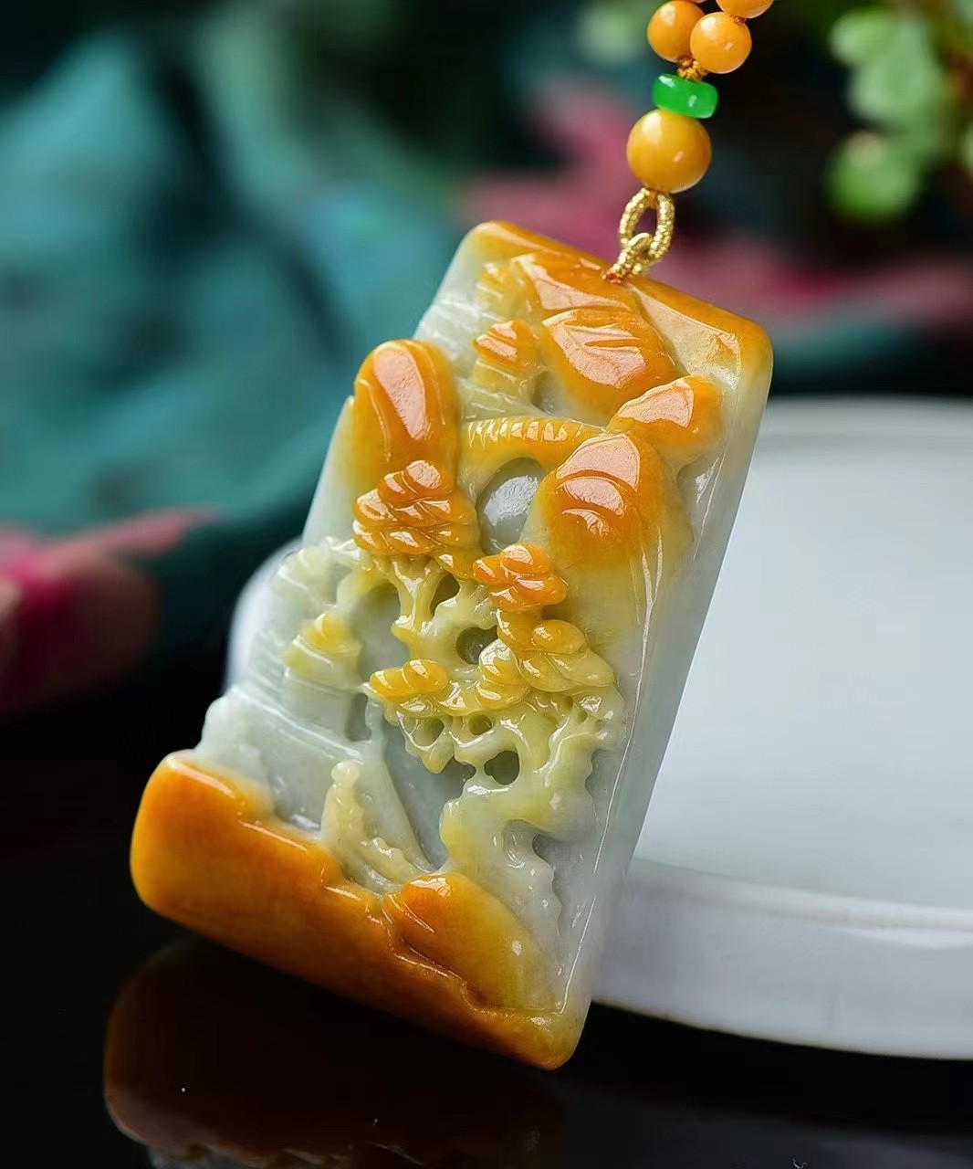 俏色A货黄翡雕刻山水吊坠 特色巧雕 厚装饱满 质料细腻 底色干净清爽 搭配黄翡珠链详情图2