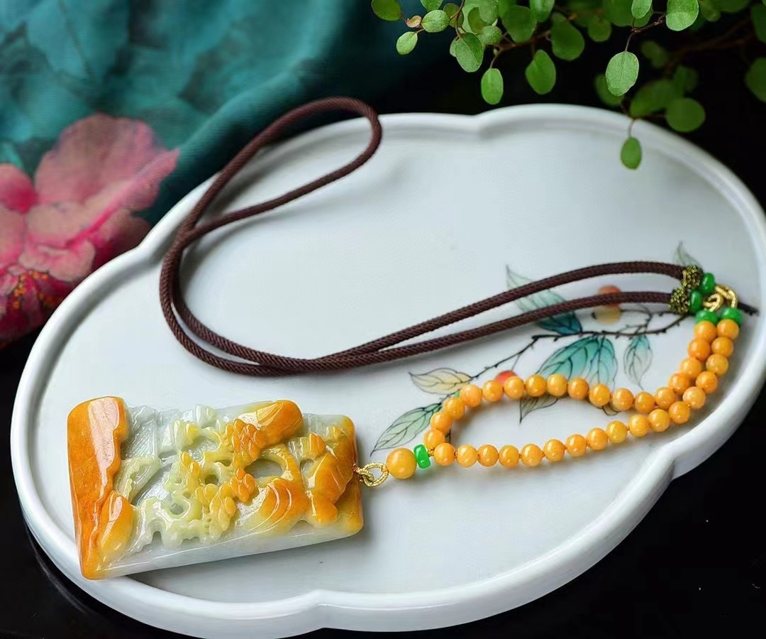 俏色A货黄翡雕刻山水吊坠 特色巧雕 厚装饱满 质料细腻 底色干净清爽 搭配黄翡珠链详情图1