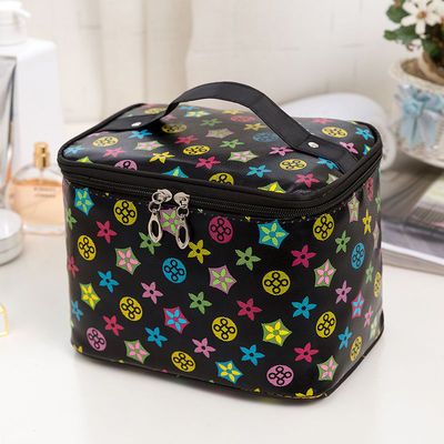 卡通化妆包大容量白底实物图