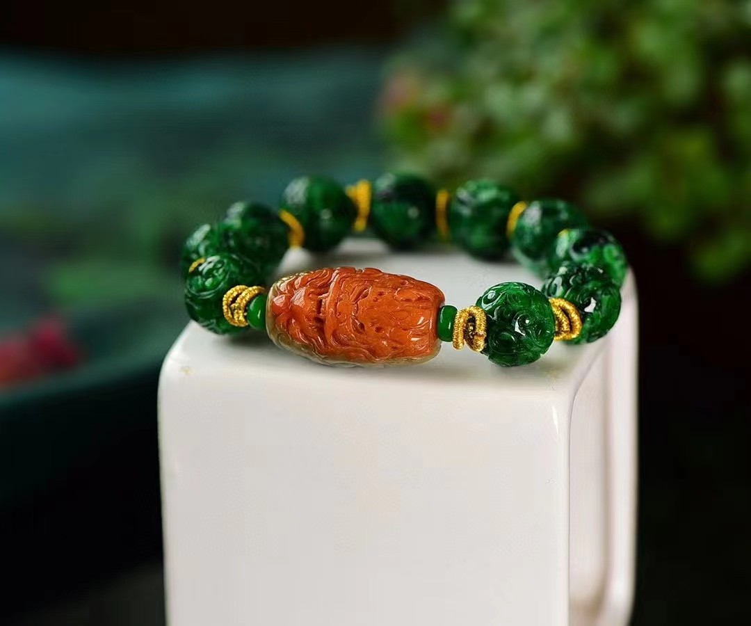 大颗粒辣绿A货干青翡翠雕刻回纹珠手链 珠径13.5mm色辣油绿 老矿料详情图1