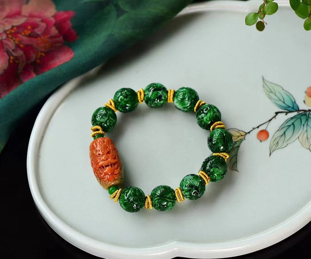 大颗粒辣绿A货干青翡翠雕刻回纹珠手链 珠径13.5mm色辣油绿 老矿料详情图2