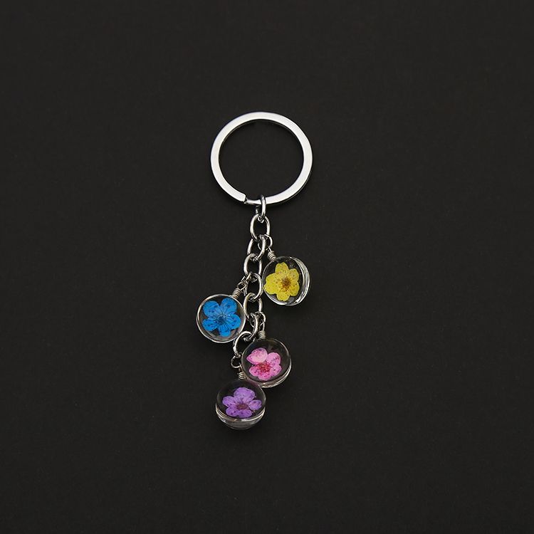 Four-section dried flower keychains, a popular DIY product, are sold directly by the manufacturer and are irresistibly charming