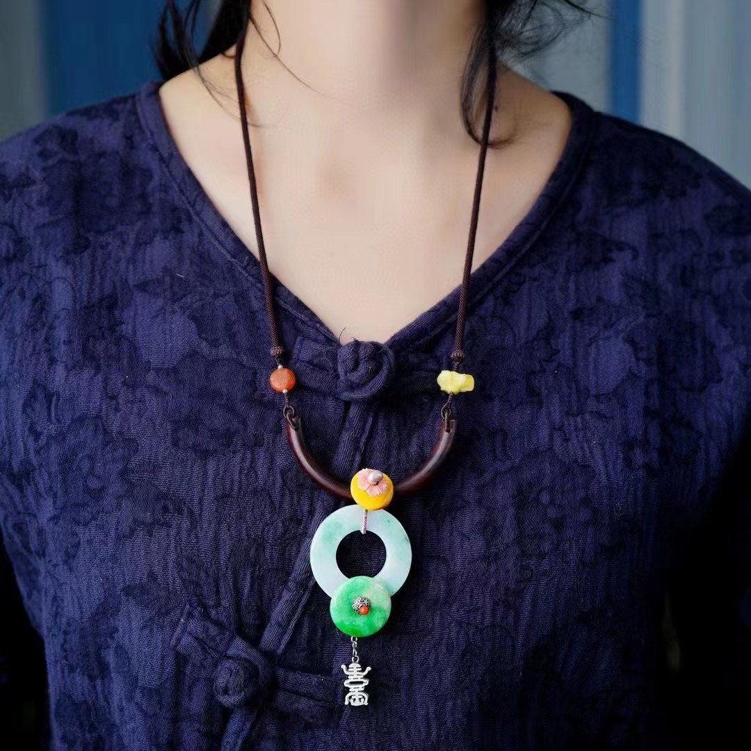 精品A货翡翠原创款 精美手工制作 天然翡翠嫩绿阳绿松 尺寸39.3mm详情图2