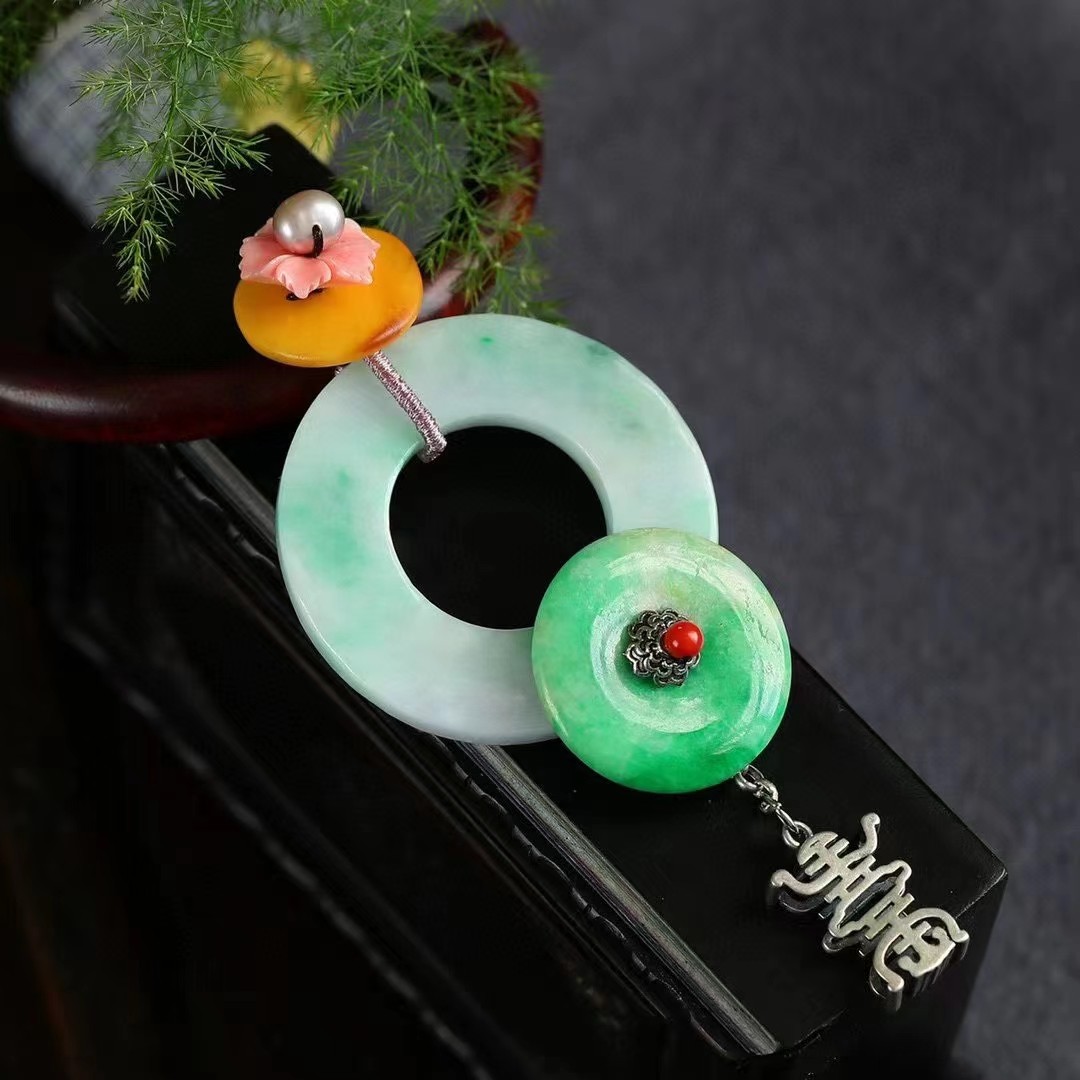 精品A货翡翠原创款 精美手工制作 天然翡翠嫩绿阳绿松 尺寸39.3mm详情图1