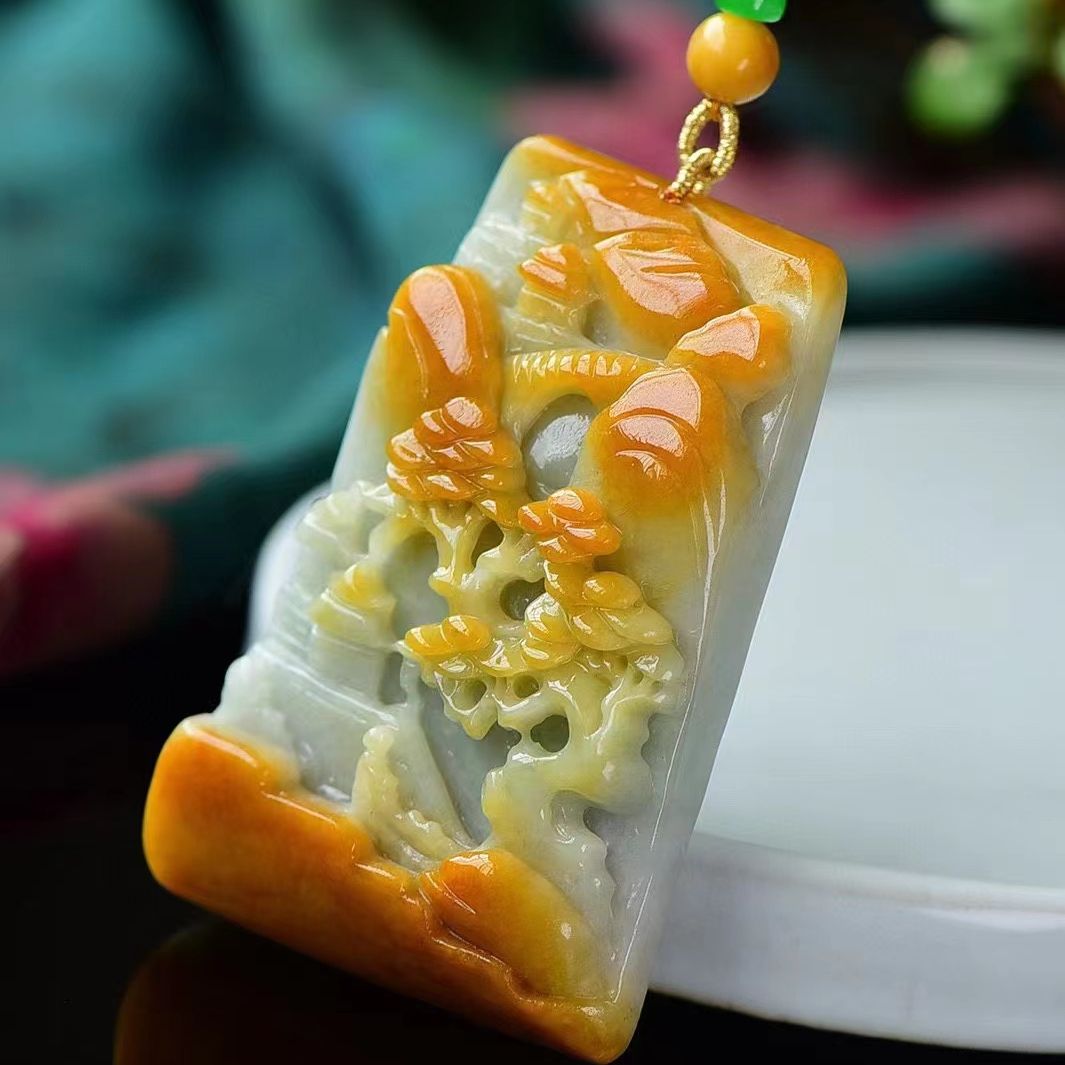 俏色A货黄翡雕刻山水吊坠 特色巧雕 厚装饱满 质料细腻 底色干净清爽 搭配黄翡珠链