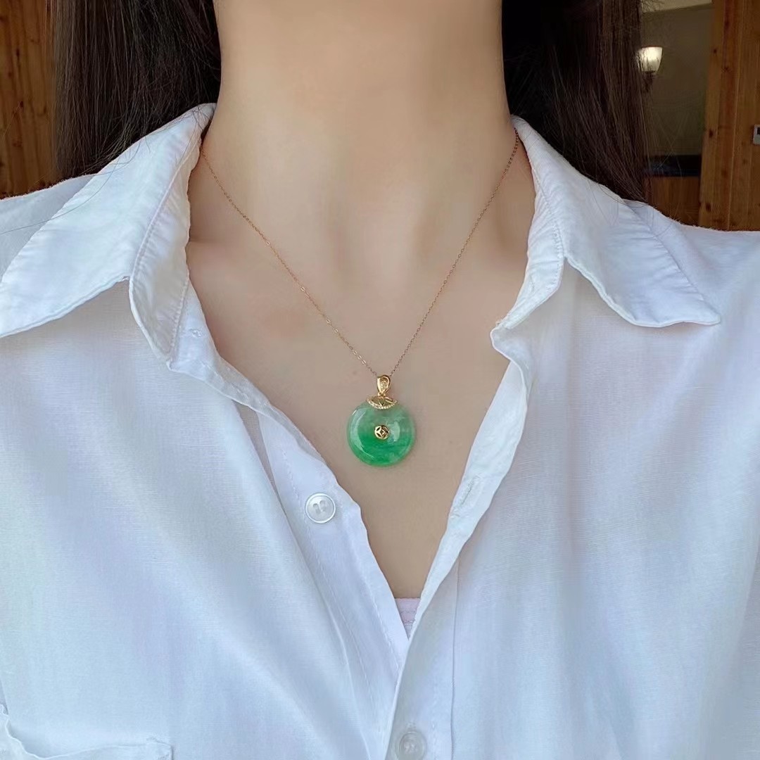 翡翠A货扣吊坠 质地均润细腻 翠色鲜艳 色辣醒目 18k金镶嵌 尺寸31*23.5*4.3mm详情图1