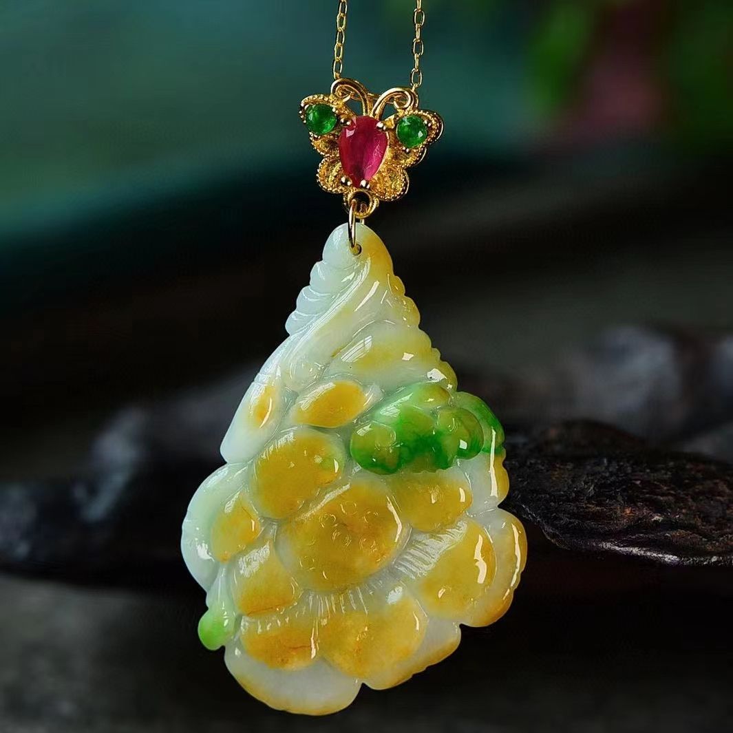 黄+绿A货翡翠雕刻玉兰花吊坠 翠色辣绿 靓丽鲜艳 质地细腻 有种有色