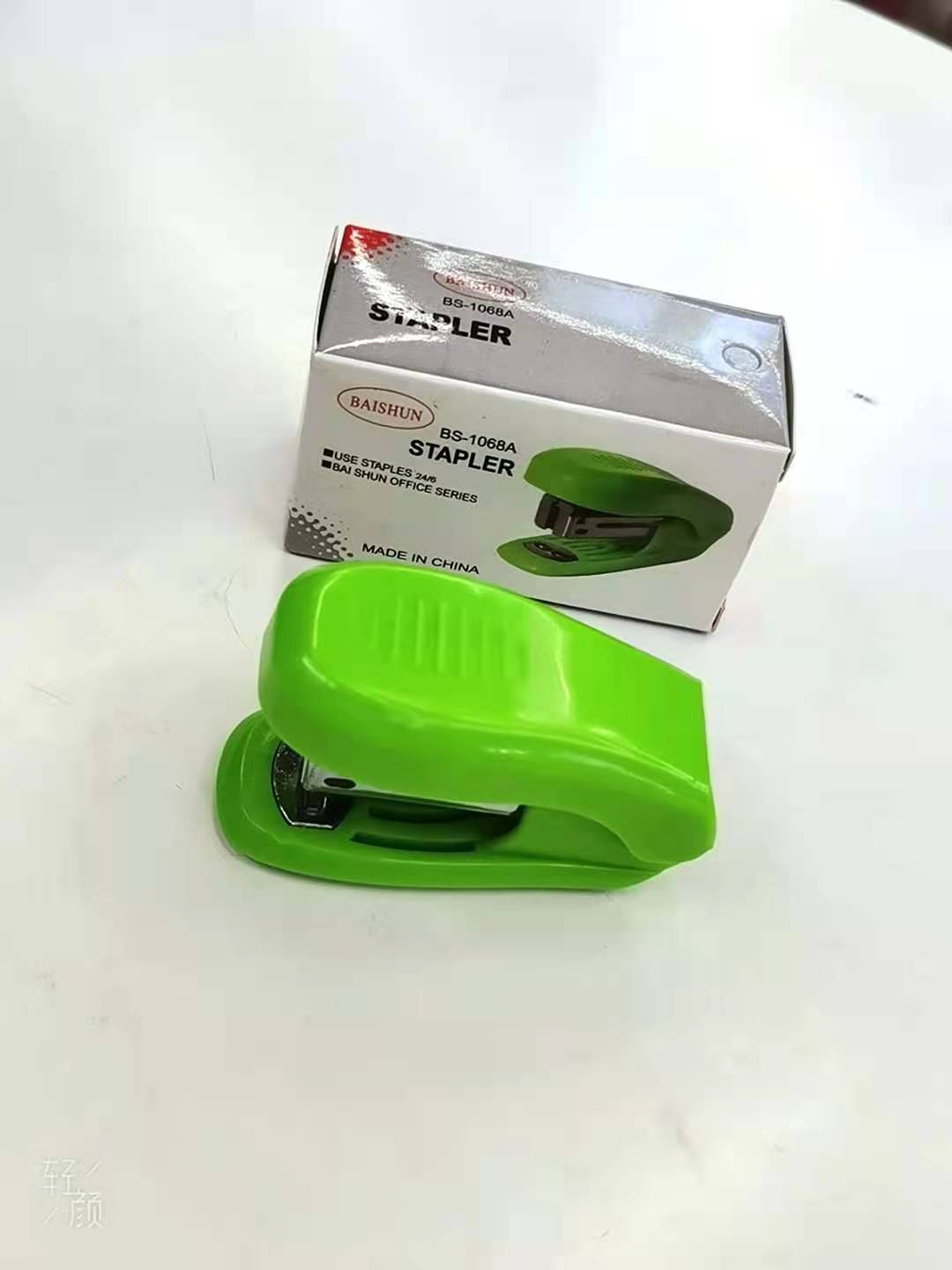 Color mini stapler, staples, stapler, 24/6 stapler, standard best-selling 24/6 medium-sized stapler, multi-functional office use Specification image