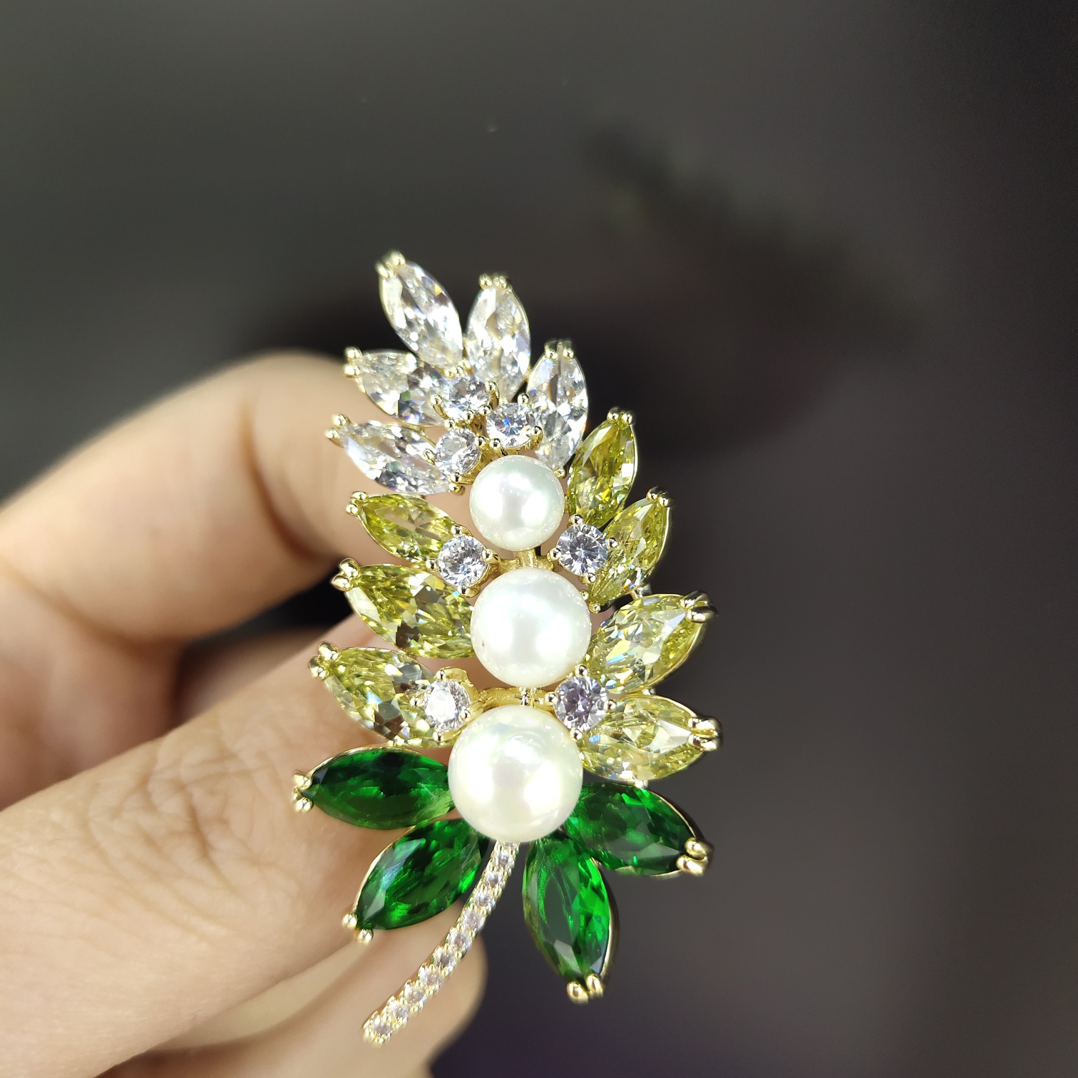Korean-style fashionable high green feather bezel anti-glare coat accessory brooch