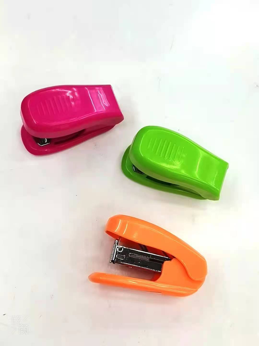 Color mini stapler, staples, stapler, 24/6 stapler, standard best-selling 24/6 medium-sized stapler, multi-functional office use details Picture