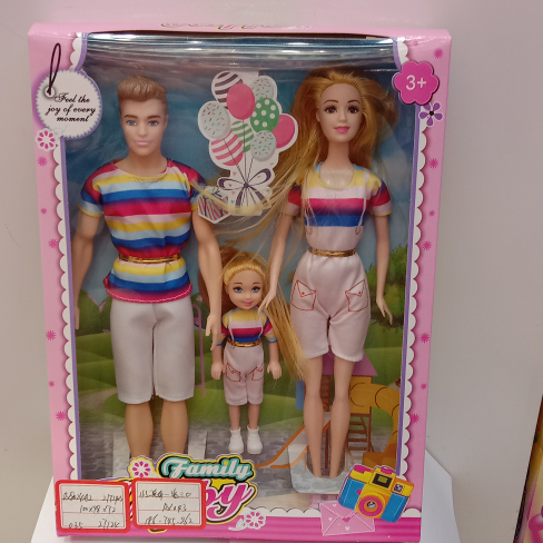 A family of three with a size of 11.5 inches