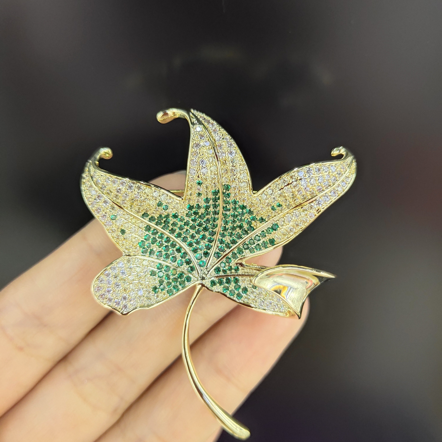 The national trend series of fashionable green maple leaf high-end anti-glare coat accessories brooch