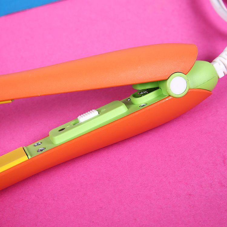 Shangmeijia 2207 Cartoon Mini Curling and Straightening Dual-purpose Portable travel Type Carrot Electric splint Application Scenario