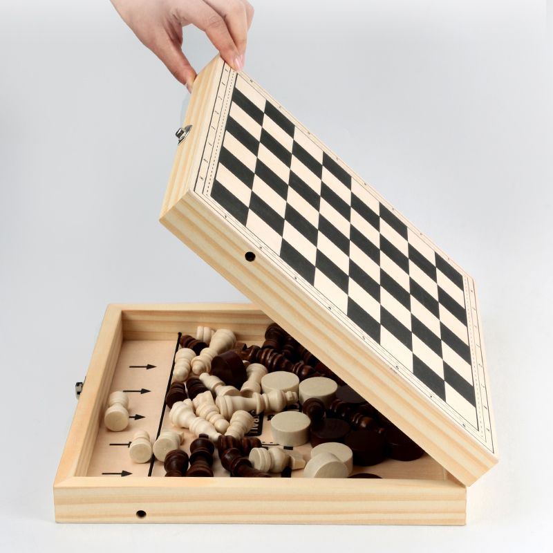 The wooden four-in-one folding bouncy chess board is highly entertaining and colorful. It can exercise babies' hand-eye coordination, visual ability, logical thinking ability, early education enlightenment training, and parent-child travel Application Scenario