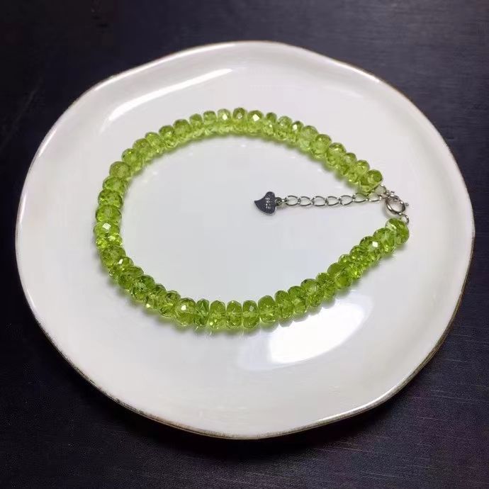 天然橄榄石刻面算盘珠手链 色美翠绿 清澈秀丽的色泽 尺寸5.6*3.4mm