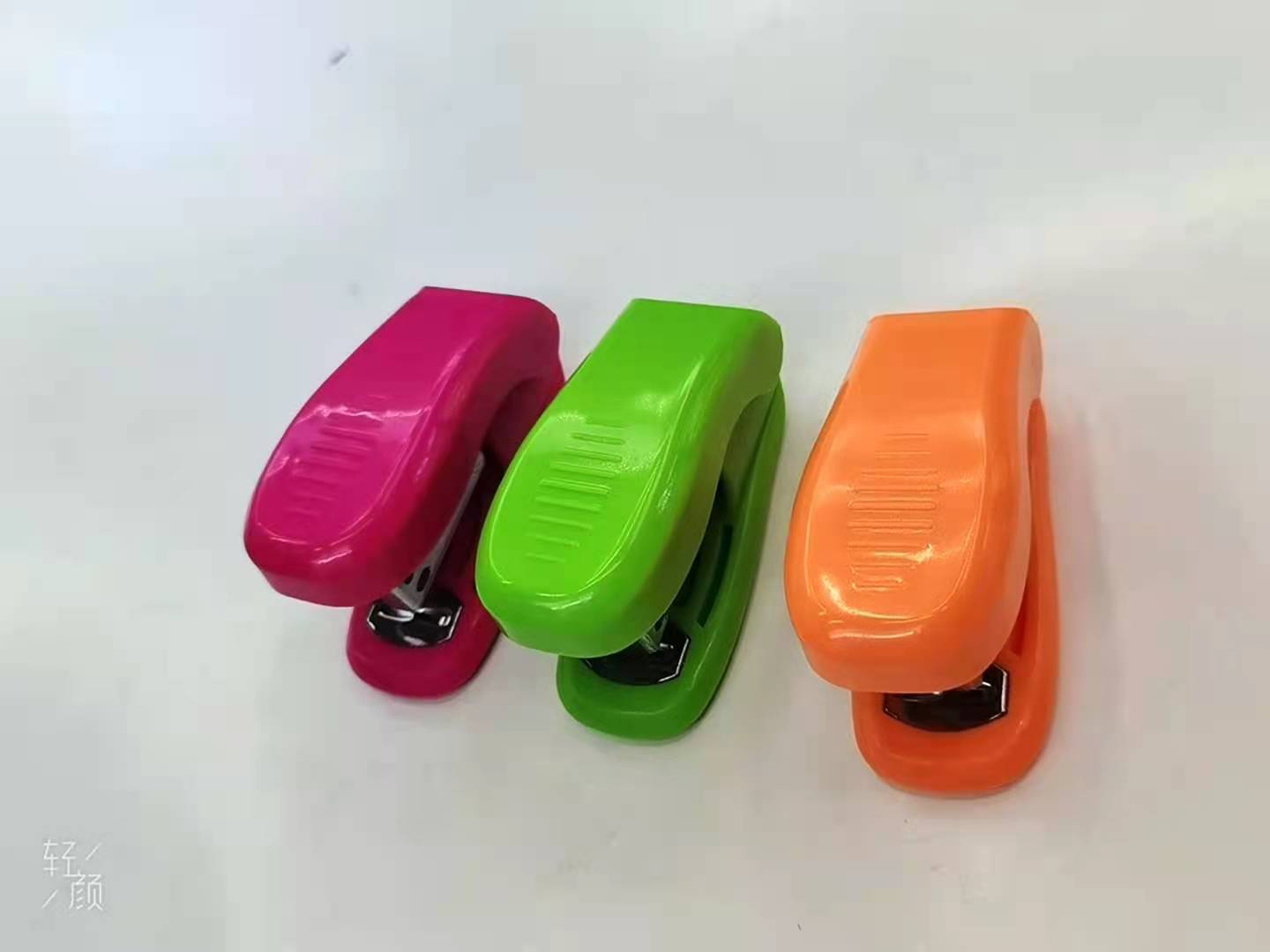 Color mini stapler, staples, stapler, 24/6 stapler, standard best-selling 24/6 medium-sized stapler, multi-functional office use Application Scenario