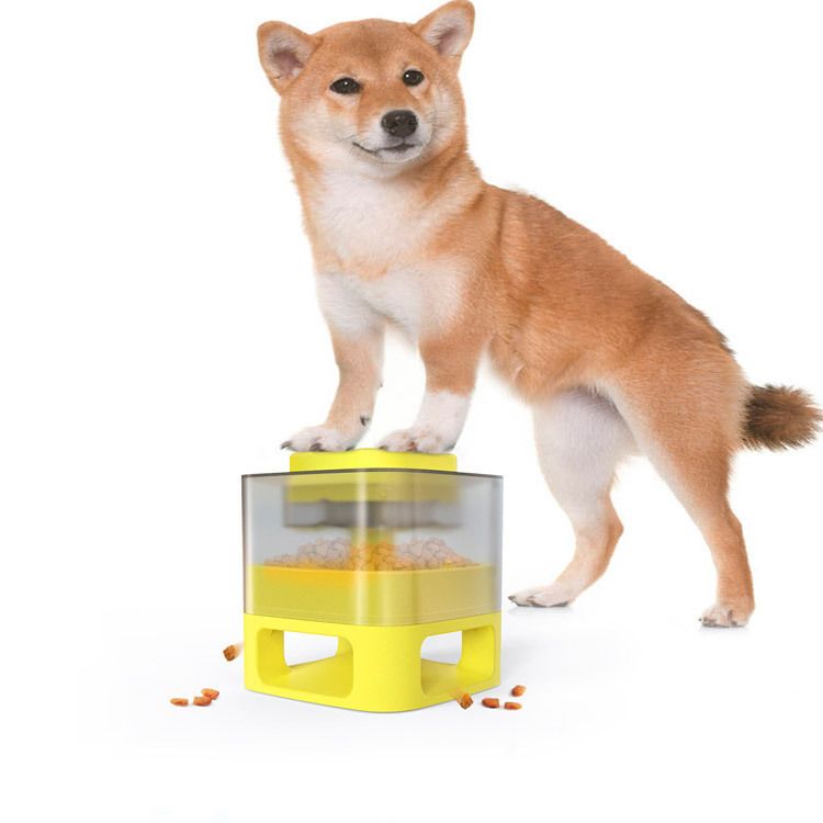 狗狗玩具喂食器白底实物图